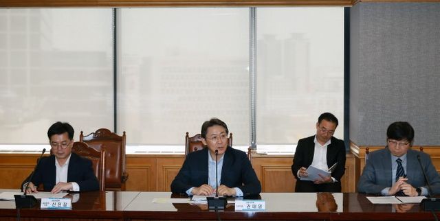 권대영 금융위원회 사무처장이 5일 오후 서울 중구 은행회관에서 '제2차 부동산 PF 연착륙 대책 점검회의'를 주재하고 있다. /사진제공 = 금융위원회