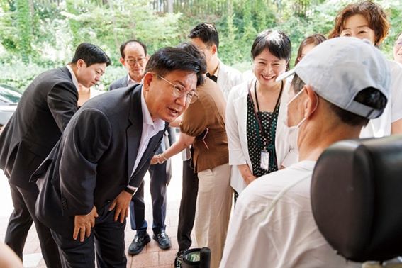 ▲ 박강수 마포구청장이 마포장애인종합복지관을 방문해 구민의 의견을 청취하는 모습. 사진제공 = 마포구