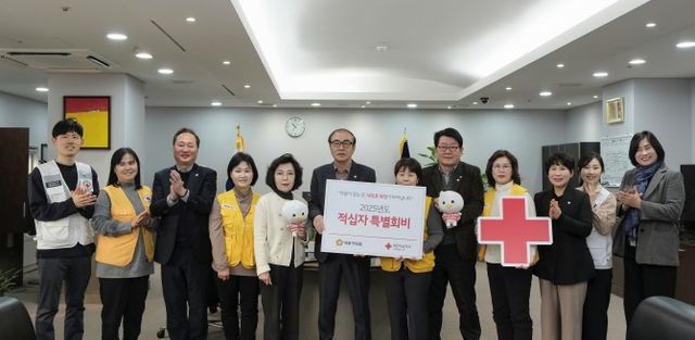 백남환 의장(왼쪽에서 여섯번째), 권영숙 부의장(다섯번째)를 비롯한 마포구의회 상임위원장들이 대한적십자사 봉사회 관계자들과 기념촬영을 하는 모습./사진제공=마포구의회