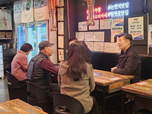 전성수 서초구청장(오른쪽)이 잠원동 상권을 찾아 상인들의 이야기를 경청하고 있다./사진제공=서초구