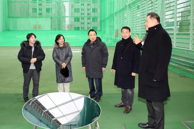 오른쪽 두번째부터 송재천 복지건설위원장, 소재권 의장, 조미정 의회운영위원장, 양은미 부의장이 충무아트센터 수리 현장을 방문해 관계자의 설명을 듣고 있다./사진제공=중구의회