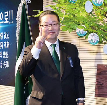 △ 1964년생 / 대구중앙상업고등학교 졸업 / 경희사이버대학 자산관리학 학사 / 한일은행 입행 / 하나은행 삼성센터지점 입행 / 하나은행 본점영업부 대리 / 하나은행 중앙기업금융센터 대리 / 하나은행 중앙기업금융본부 RM / 하나은행 무역센터지점 지점장 / 하나은행 삼성센터지점 지점장 / 하나은행 대기업영업2본부장 / 하나은행 대기업영업1본부장 / 하나은행 서초중앙영업본부장 / 하나은행 강남서초영업본부장 / 하나은행 강남서초영업본부장 전 / 하나은행 중앙영업본부장 전무 / 하나은행 중앙영업그룹장 전무 / 하나은행 영남영업그룹장 부행장 / 하나은행 중앙영업그룹장 겸 강남서초영업본부장 부행장 / 하나은행 영업그룹장 부행장 / 하나카드 대표이사 사장 / 통합 하나은행 5대 은행장