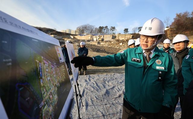 박일하 동작구청장이 흑석11재정비촉진구역을 방문해 현장점검을 하는 모습./사진제공=동작구