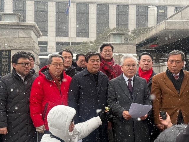 국민의힘 ‘탄핵반대 당협위원장 모임’이 31일 서울 종로구 헌법재판소 앞에서 성명을 발표했다. ⓒ 국민의힘