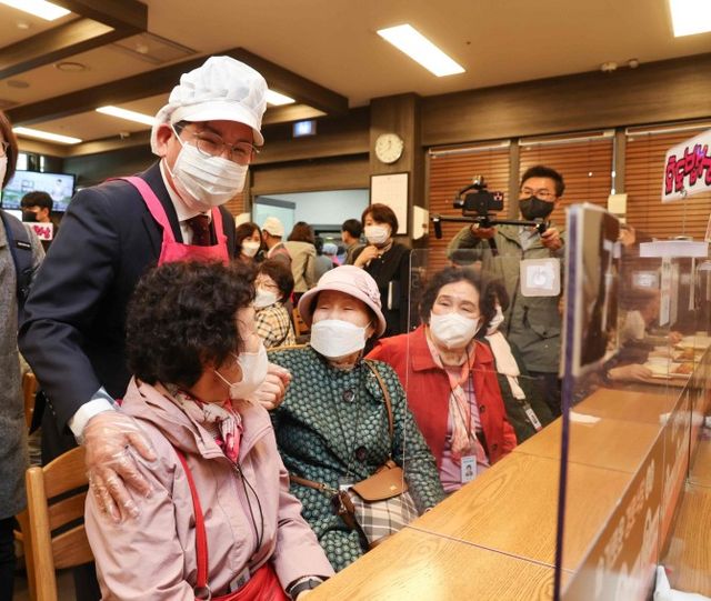 박강수 마포구청장이 효도밥상 서강동 1호점을 방문해 지역 어르신들과 인사를 나누고 있다./사진제공=마포구