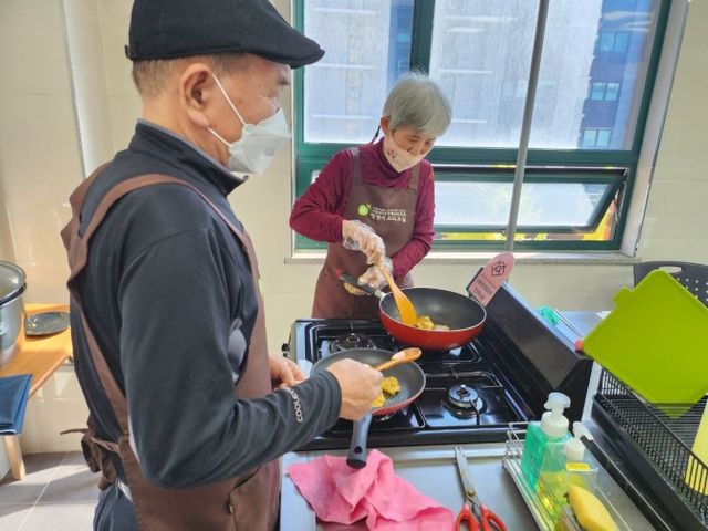 시립용산노인종합복지관 이용 어르신이 황금레시피 프로그램에 참여해 요리를 하고 있다./사진제공=용산구