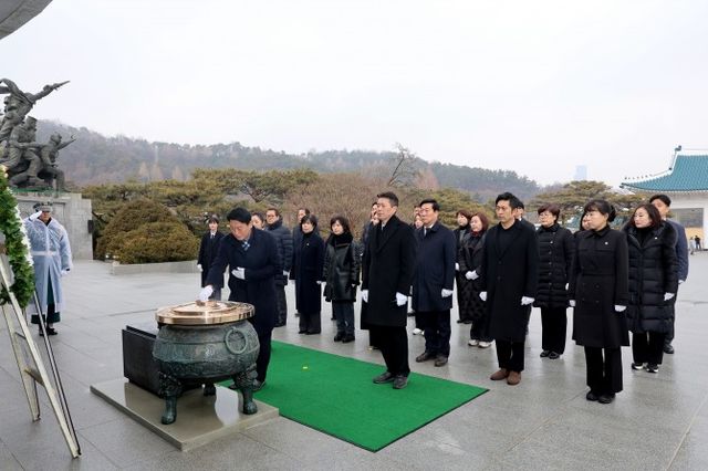 동작구의회 의원들이 6일 국립서울현충원을 방문해 참배하며 새해 의정활동을 시작했다./사진제공=동작구의회