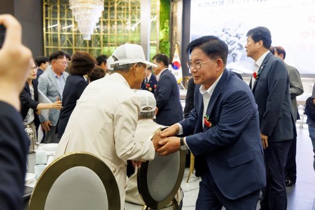 박강수 마포구청장이 6·25 참전 유공자와 소통하는 모습./사진제공=마포구