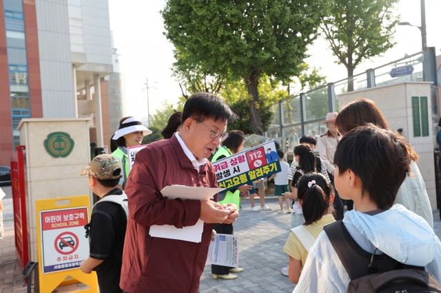 박강수 마포구청장이 어린이 유괴 예방 캠페인에 활동을 펼치는 모습./사진제공=마포구