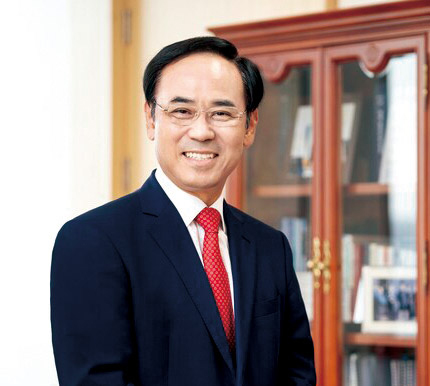 △1961년 4월생 / 서울 영락상업고(현 영락의료과학고) / 전주대 경영학 학사 / 경희대 경영학 석사 / 1987년 현대정공(현 현대모비스) 입사 / 2008~2012년 현대자동차 경영기획담당 부사장 / 2012~2013년 현대자동차 기획조정3실장 부사장 / 2013~2016년 현대위아 기획담당 부사장 / 2016~2017년 HMC투자증권(현 현대차증권) 영업총괄 부사장 / 2017~2019년 현대차증권 대표이사 사장 / 2020년~현재 현대로템 대표이사 사장