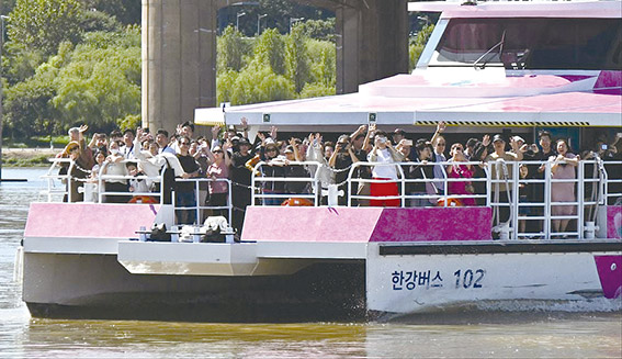 ▲ 서울 잠실 선착장에서 승선한 시민들이 한강버스에 올라탄 모습. 사진제공 = 서울시