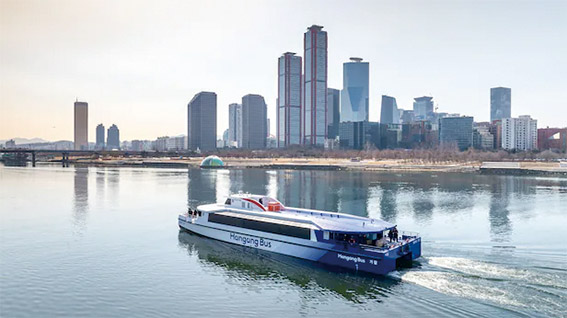 ▲ 한강버스와 여의도 전경. 사진제공 = 서울관광재단