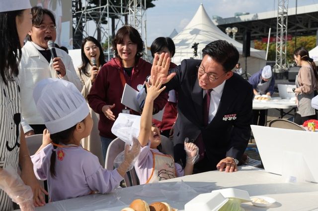박강수 마포구청장이 마포나루 새우젓 축제 중 엄빠랑 요리하새우 프로그램에 참여한 어린이들과 소통하는 모습./사진제공=마포구