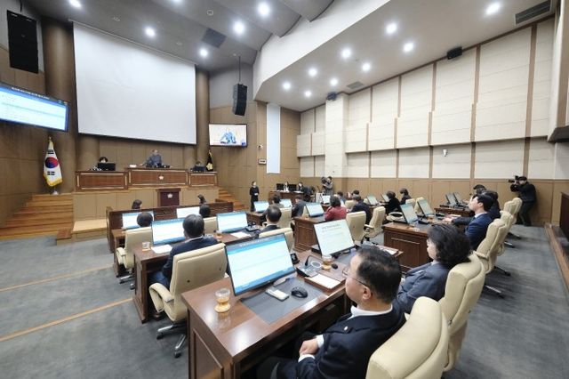 백남환 마포구의회 의장이 본회의를 주재하는 모습./사진제공=마포구의회