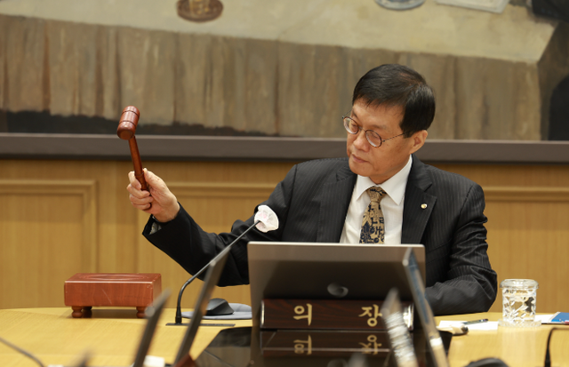 이창용 한국은행 총재가 23일 오전 서울 중구 한국은행에서 열린 금융통화위원회 본회의를 주재하고 있다. 의사봉을 두드리는 모습. / 사진제공= 한국은행(2025.10.23)