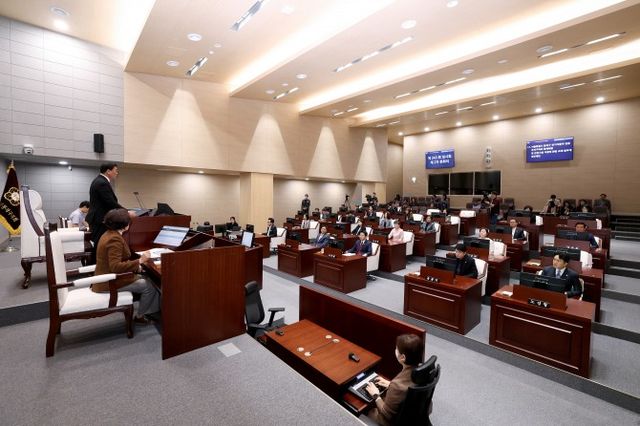 정재천 동작구의회 의장이 본회의를 주재하는 모습./사진제공=동작구의회