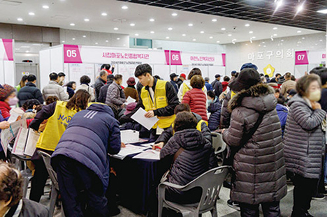 ▲ 마포구 노인일자리 박람회에 참석한 어르신들이 인산인해를 이루는 모습.