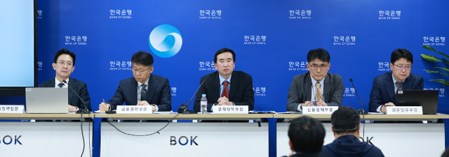 27일 오후 서울 중구 한국은행에서 '디지털 시대의 화폐, 기술과 신뢰의 조화: 원화 스테이블코인의 주요 이슈와 대응방안' 기자간담회가 열렸다. 왼쪽부터 박준홍 금융결제국 금융결제국 결제정책팀장, 이병목 금융결제국장, 김철 금융결제국 결제정책부장, 봉관수 통화정책국 신용정책부장, 김신영 국제국 외환업무부장. / 사진제공= 한국은행(2025.10.27)