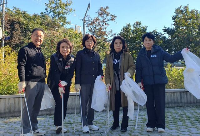 주민친화적 연구회 소속 의원들이 플로깅 활동을 펼치는 모습./사진제공=마포구의회