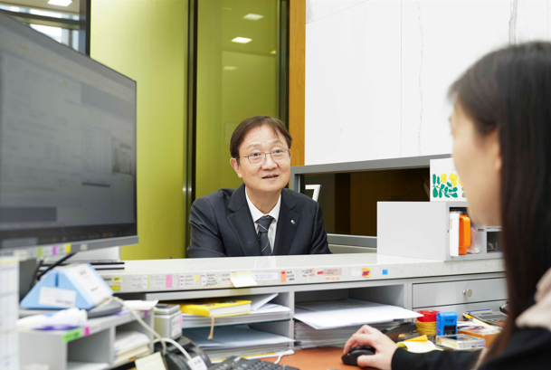 이찬진 금융감독원장은 29일 오후 KB증권 여의도 영업부금융센터를 방문해서 ETF 상품에 정식 가입했다. / 사진제공= KB증권(2025.10.29)