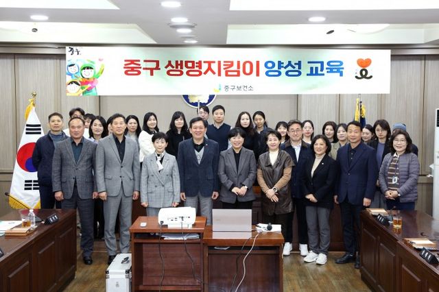 윤판오 서울 중구의회 의장(앞줄 왼쪽에서 네번째)을 비롯한 소속 의원들이 의회 직원들과 '자살예방 생명지킴이 양성교육'을 진행하고 기념촬영을 하는 모습./사진제공=중구의회