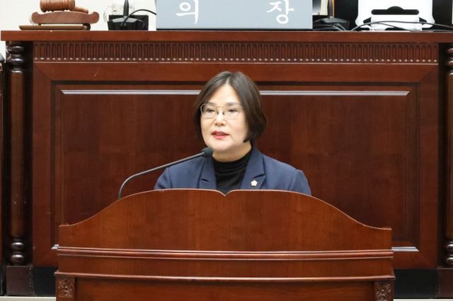 황금선 용산구의회 의원이 '교육환경 보호에 관한 법률 개정 촉구 대정부 건의안'을 대표 발의하는 모습./사진제공=용산구의회