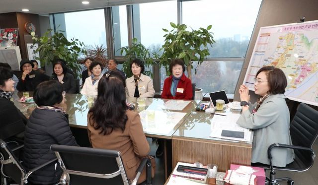 박희영 용산구청장이 동별 자원봉사캠프장들과 차담회를 갖고 지역의 자원봉사 활성화 방안을 논의하고 있다./사진제공=용산구