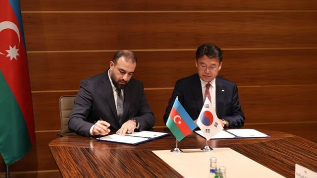 윤석호 한국재정정보원 원장(오른쪽)이 아제르바이잔 재무부와 디지털‧인공지능 재정플랫폼 업무와 관련해 협약을 체결하는 모습./사진제공=한국재정정보원