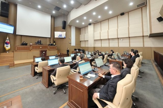 백남환 마포구의회 의장이 본회의를 주재하는 모습./사진제공=마포구의회