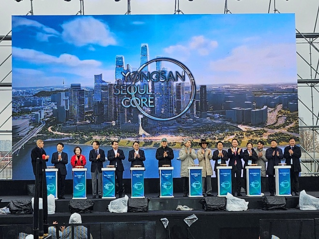 27일 용산구 철도정비창 일대에서 열린 '용산국제업무지구 기공식'에서 오세훈 서울시장(사진 왼쪽에서 7번째)을 비롯한 내빈들이 사업착수 세레머니를 하고 있다./한국금융신문 조범형 기자