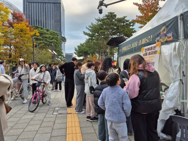 석촌호수에서 개최된 '호수의 가을과 겨울 그리고 루미나리에' 축제 내 설치된 송파구 홍보부스./사진제공=송파구