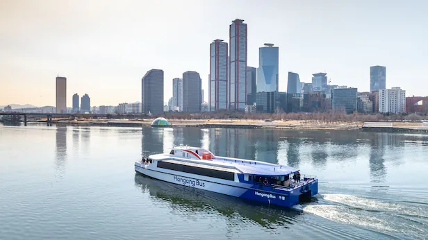 한강버스와 여의도 전경./사진제공=서울관광재단