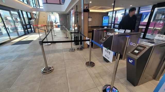 한강버스 출항 4분 전에도 불구하고 게이트를 닫아 놓은 모습./사진=주현태 기자