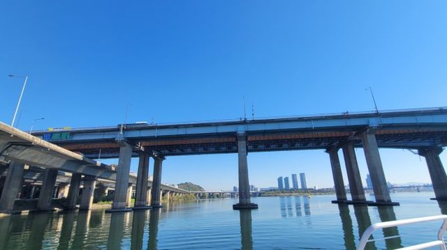 한강버스에서 바라본 동호대교./사진=주현태 기자
