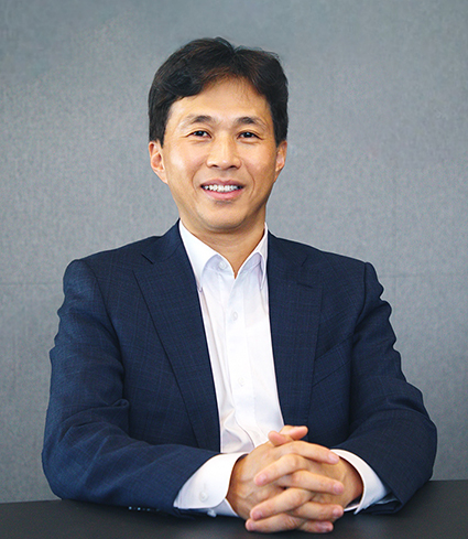 △1965년생 / 고려대 재료공학 박사 / 현대전자(SK하이닉스 전신) 입사 / SK하이닉스 D램 공정3 팀장 / 미래기술연구원(상무) / 청주FAB 담당(전무) / 제조·기술담당(부사장) / 안전개발제조총괄(사장) / SK하이닉스 대표이사(현재)