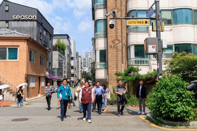 박강수 마포구청장을 비롯한 관계공무원들이 노후 CCTV를 점검하는 모습./사진제공=마포구