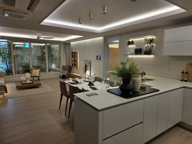 수지자이 에디시온 84C㎡타입 주방·거실 전경./사진제공=GS건설