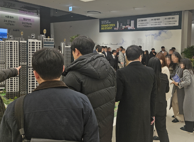 용인푸르지오클루센트 모형도 주변 인파./사진제공=대우건설