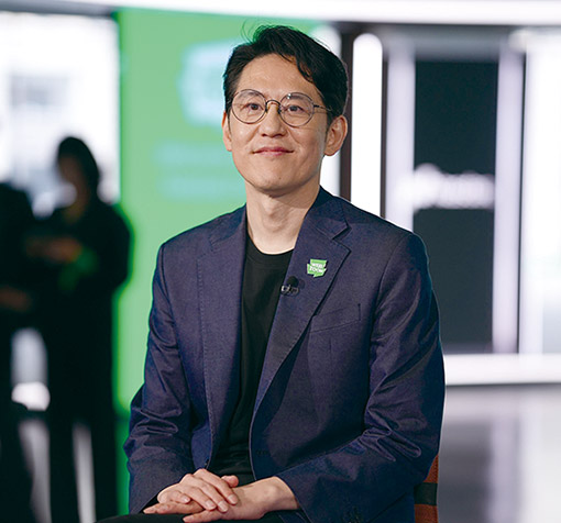 △1977년생 / 서울대 응용화학부 졸업 / 2004년 네이버(당시 NHN) 신입 개발자 입사 / 2013년 네이버웹툰사업부 부장 / 2014년 네이버 웹툰&웹노블 셀 리더 / 2015년 네이버웹툰&웹노블 CIC 대표 / 2017년 네이버웹툰 대표이사(현재) / 2020년 웹툰엔터테인먼트 설립 및 대표이사(현재) / 2022년 문피아 사내이사(현재)