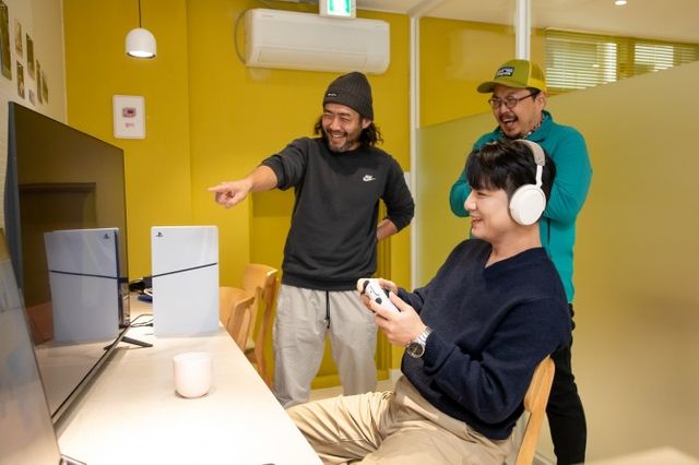 ‘빠카페’에서 양육자들이 플레이스테이션 등 여가 콘텐츠를 즐기며 교류하고 있다./사진제공=마포구