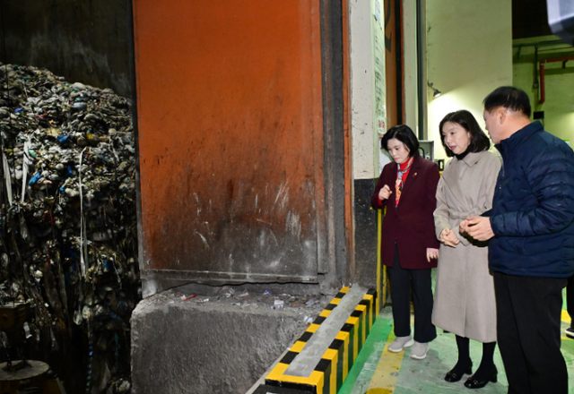 마포 자원회수시설 쓰레기 처리 과정 살피는 최호정 서울시의회 의장(사진 가운데)과 박춘선 부위원장(사진 왼쪽)./사진제공=서울시의회