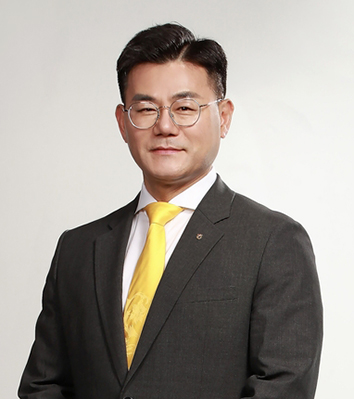 △1966년생 / 강원대학교 심리학과 / 미국 캐롤라인대 경영MBA 석사 / 농협은행 제천역지점 지점장 / 농협중앙회 홍보실 홍보국 국장 / 농협생명 고객지원부 부장 / 농협금융지주 홍보부장 / 농협은행 금융소비자보호부문 부문장 / 농협중앙회 상호금융사업지원본부장(상무)