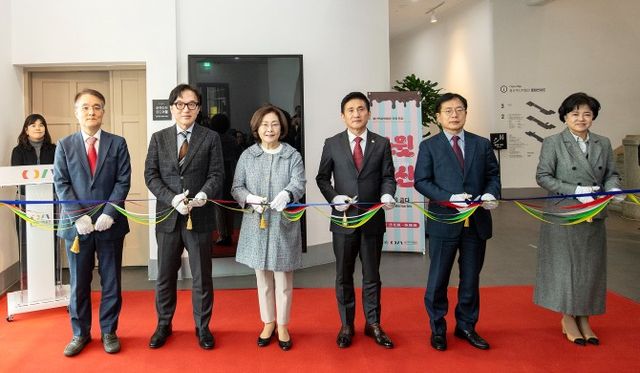 박희영 서울 용산구청장이 김성철 용산구의회 의장을 비롯한 관계자들과 ‘스윗 용산: 기억을 굽다’ 개막 기념식 커팅식에 참석해 기념촬영을 하는 모습./사진제공=용산구