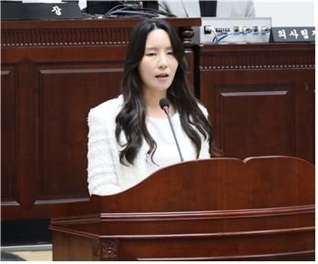 윤정회 용산구의회 의원이 본회의에서 발언하는 모습./사진제공=용산구의회