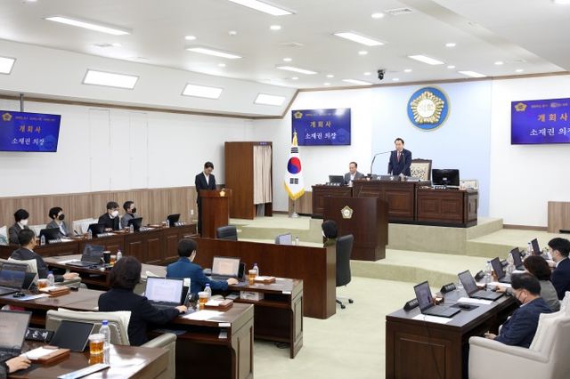 소재권 중구의회 의장이 본회의를 주재하는 모습./사진제공=중구의회