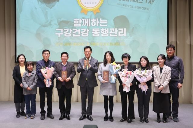 박강수 마포구청장(왼쪽에서 네번째)이 오세훈 서울시장(다섯번째)으로부터 '2024년 서울시 약자동행' 자치구 지원사업 최우수상을 수상하고 기념촬영을 하는 모습./사진제공=마포구