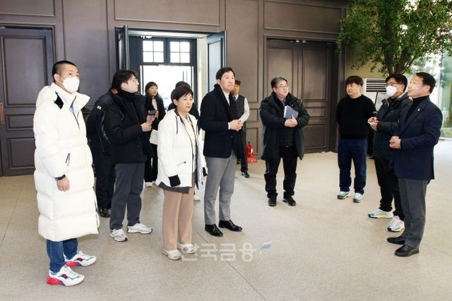 송재천 중구의회 복지건설위원장(앞줄 오른쪽부터), 길기영 중구의회 의원, 이정미 중구의회 복지건설위원회 부위원장, 허상욱 중구의회 의원이 가설건축물 이외의 용도로 사용 중인 예식장을 점검하는 모습./사진제공=중구의회