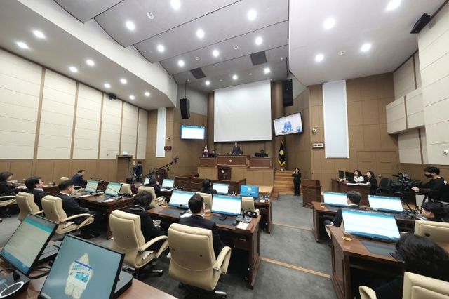 백남환 마포구의회 의장이 본회의를 주재하는 모습./사진제공=마포구의회