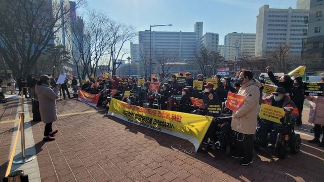 마포장애인부모연대가 마포구청 앞에서 성명서를 발표하는 모습./사진=주현태 기자