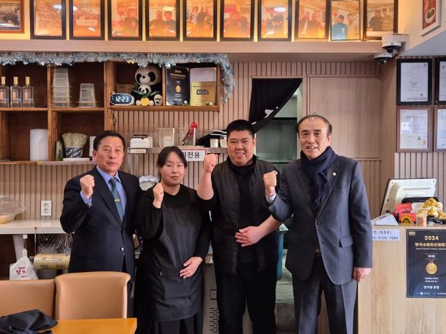 백남환 마포구의회 의장(오른쪽)과 '사랑의 자장면 데이' 행사 주관자들이 기념사진을 찍고 있다./사진제공=마포구의회